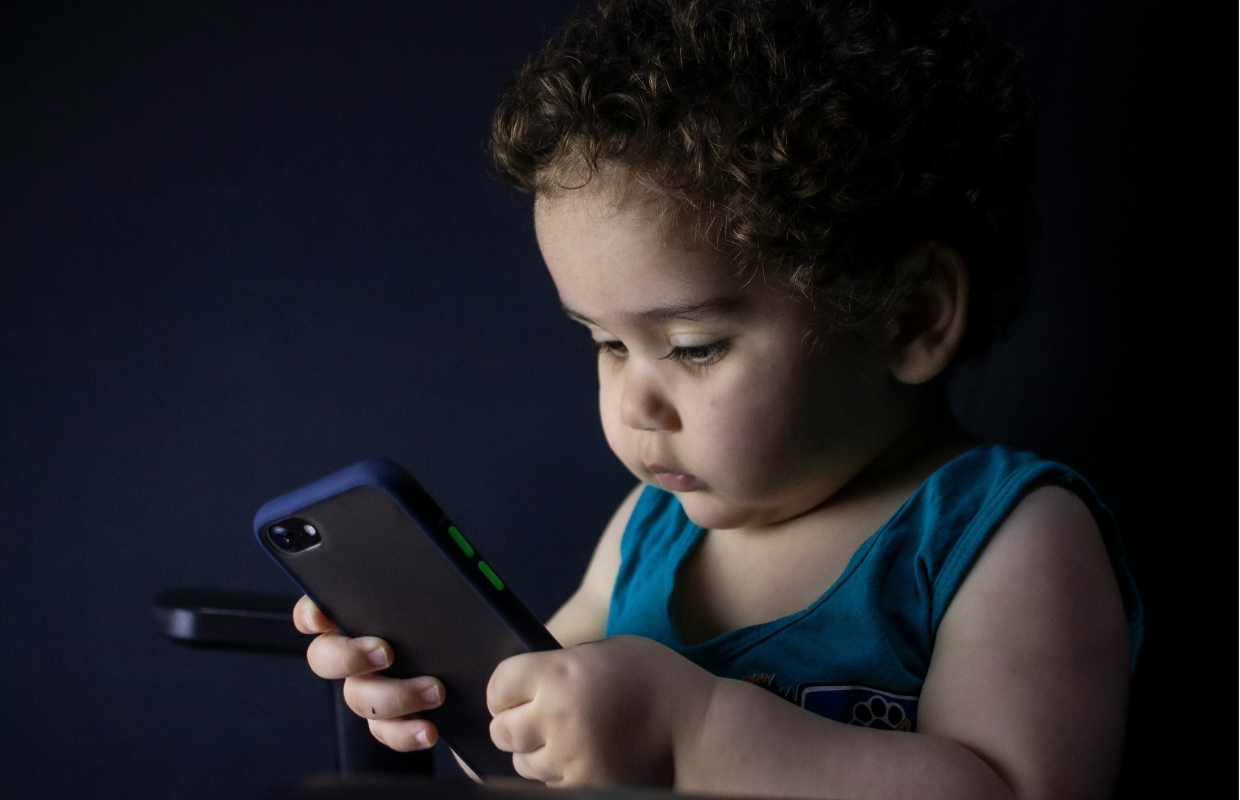 Up to this age you are not allowed to use smartphones (says the cabinet) Up to this age you are not allowed to use smartphones (says the cabinet)
