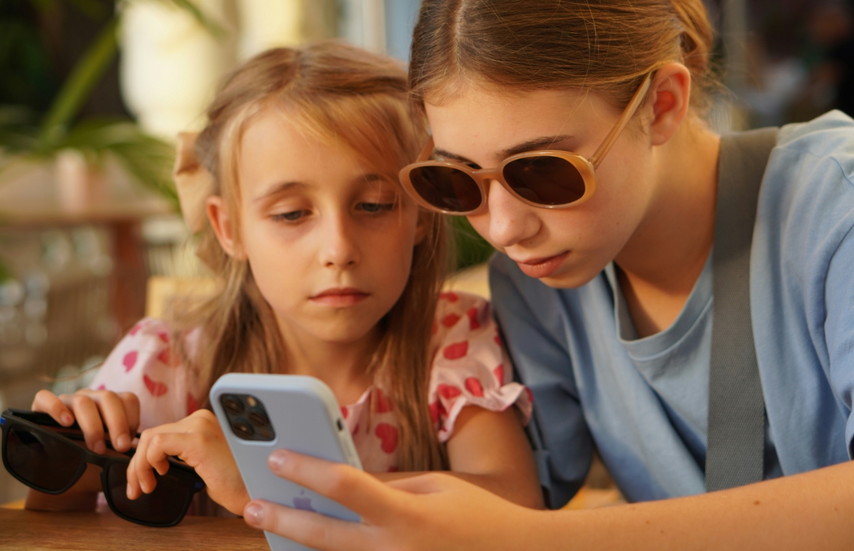 Cabinet smartphones