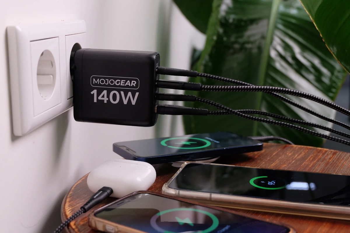 MojoGear where different smartphones and airpods are charged at the same time
