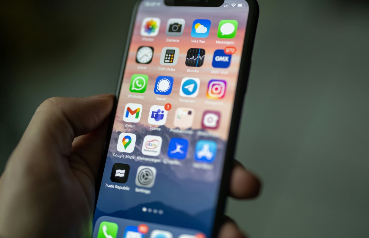 Hackers try to install spyware via WhatsApp and Signal